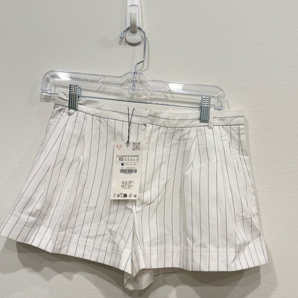 NWT Zara White Pinstriped Women's Shorts - Picture 1 of 2